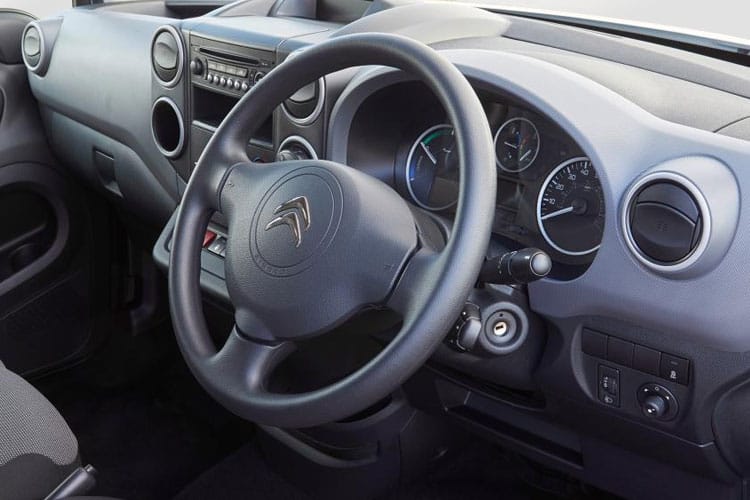 3813010 100kW Plus M 52kWh 5dr Auto