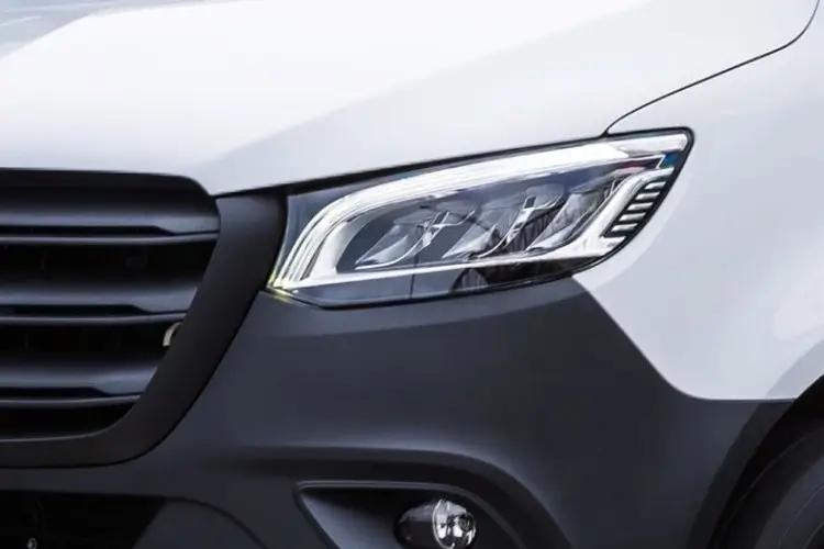 3844657 100kW 81kWh Pro Van Auto